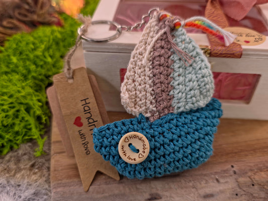 Handgemaakte gehaakte sleutelhanger zeilboot – crochet amigurumi in houten geschenkdoos