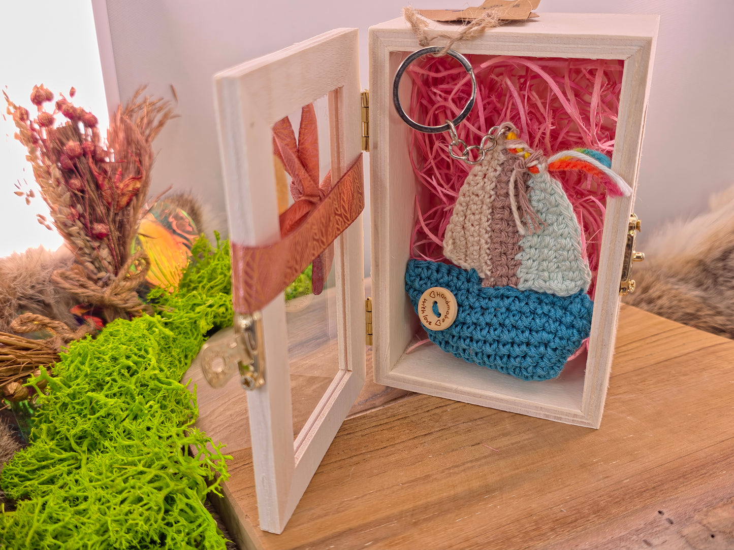 Handgemaakte gehaakte sleutelhanger zeilboot – crochet amigurumi in houten geschenkdoos