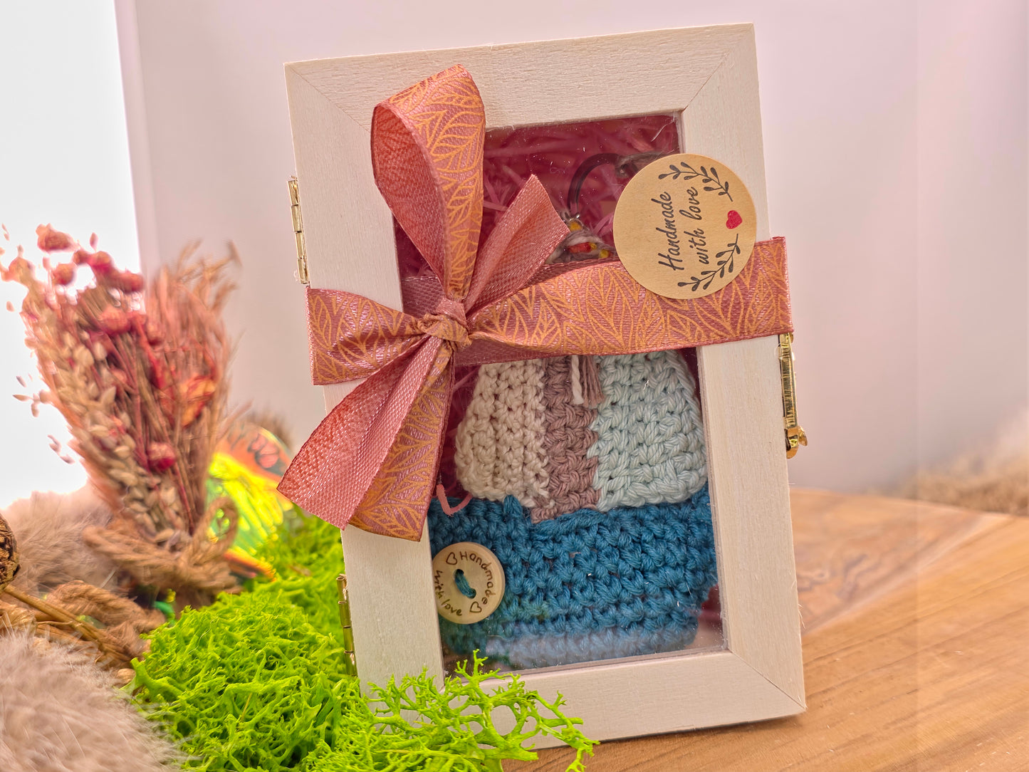 Handgemaakte gehaakte sleutelhanger zeilboot – crochet amigurumi in houten geschenkdoos