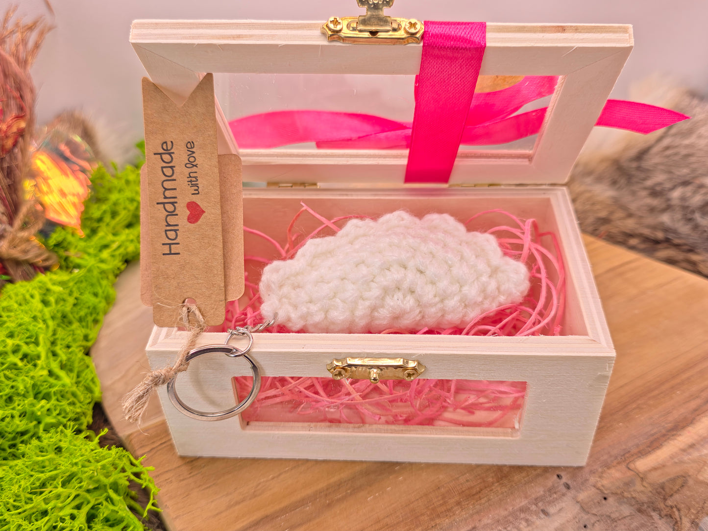 Handgemaakte gehaakte Poolse dumpling (pieróg) sleutelhanger in houten geschenkdoos