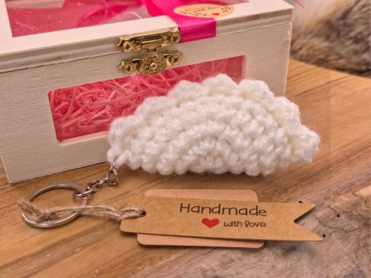 Handgemaakte gehaakte Poolse dumpling (pieróg) sleutelhanger in houten geschenkdoos