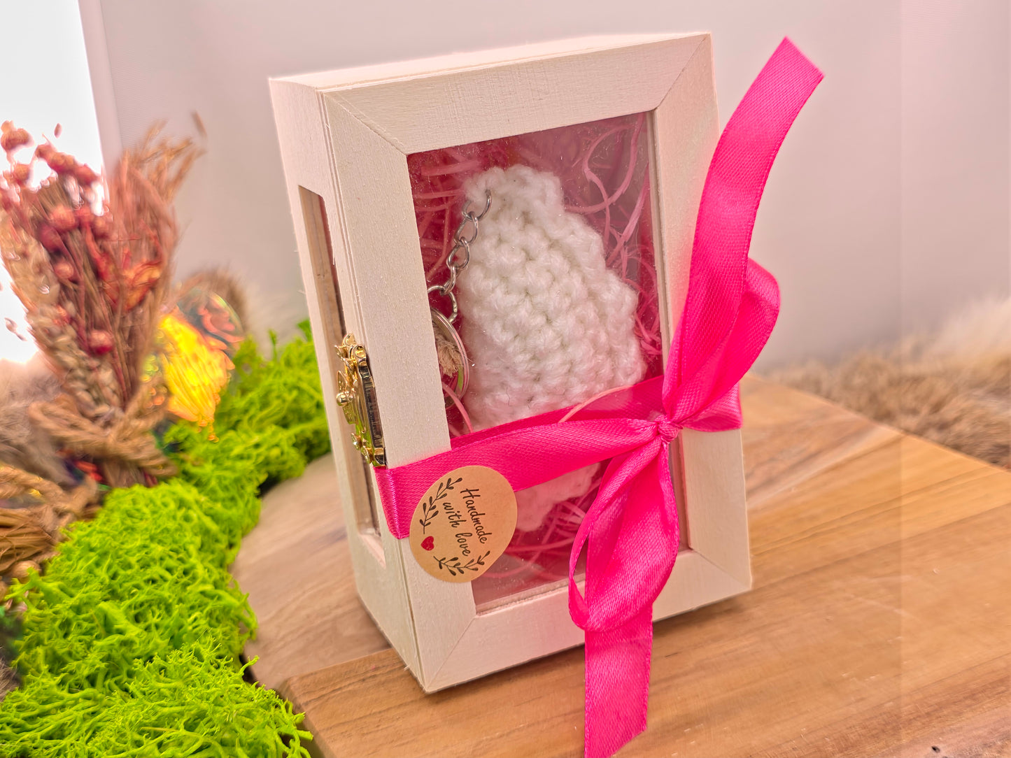 Handgemaakte gehaakte Poolse dumpling (pieróg) sleutelhanger in houten geschenkdoos