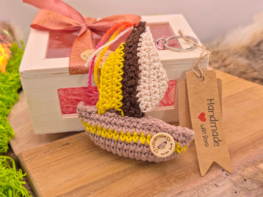 Handgemaakte gehaakte zeilboot sleutelhanger – amigurumi in houten geschenkdoos