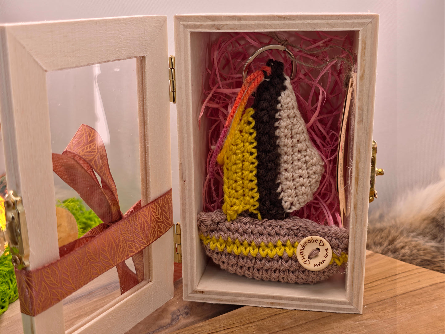 Handgemaakte gehaakte zeilboot sleutelhanger – amigurumi in houten geschenkdoos