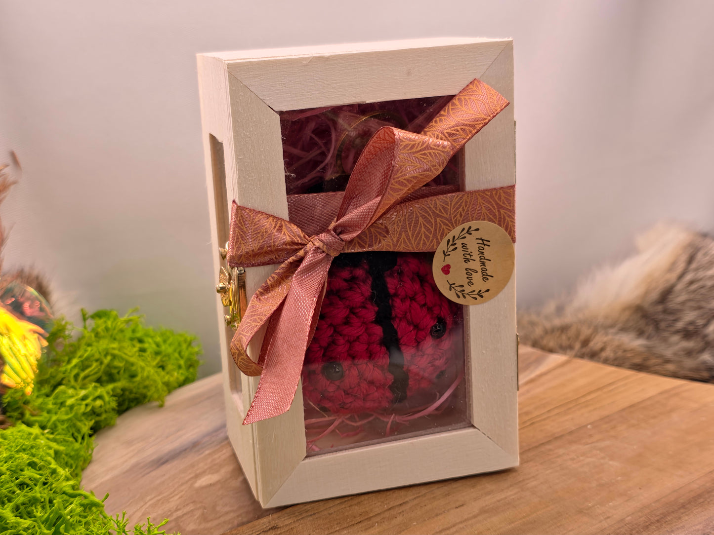 Handgemaakte gehaakte lieveheersbeestje sleutelhanger – amigurumi, in houten geschenkdoos