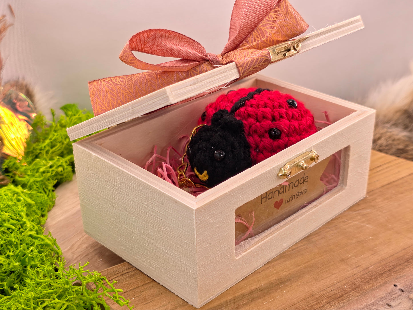 Handgemaakte gehaakte lieveheersbeestje sleutelhanger – amigurumi, in houten geschenkdoos