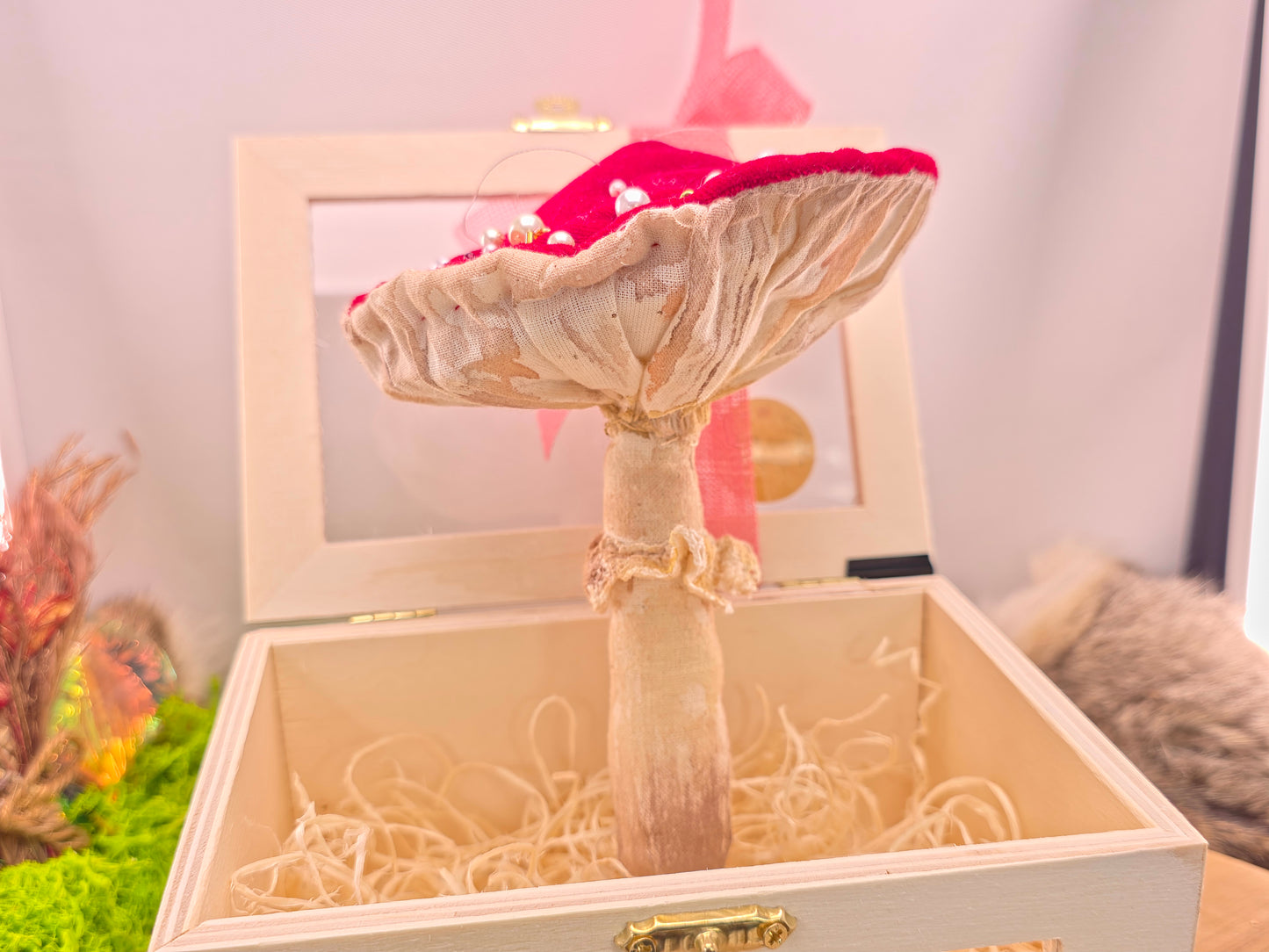 Handgemaakte vliegenzwam hanger – decoratieve paddenstoel, verpakt in houten geschenkdoos