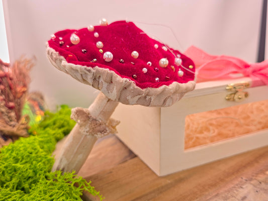 Handgemaakte vliegenzwam hanger – decoratieve paddenstoel, verpakt in houten geschenkdoos
