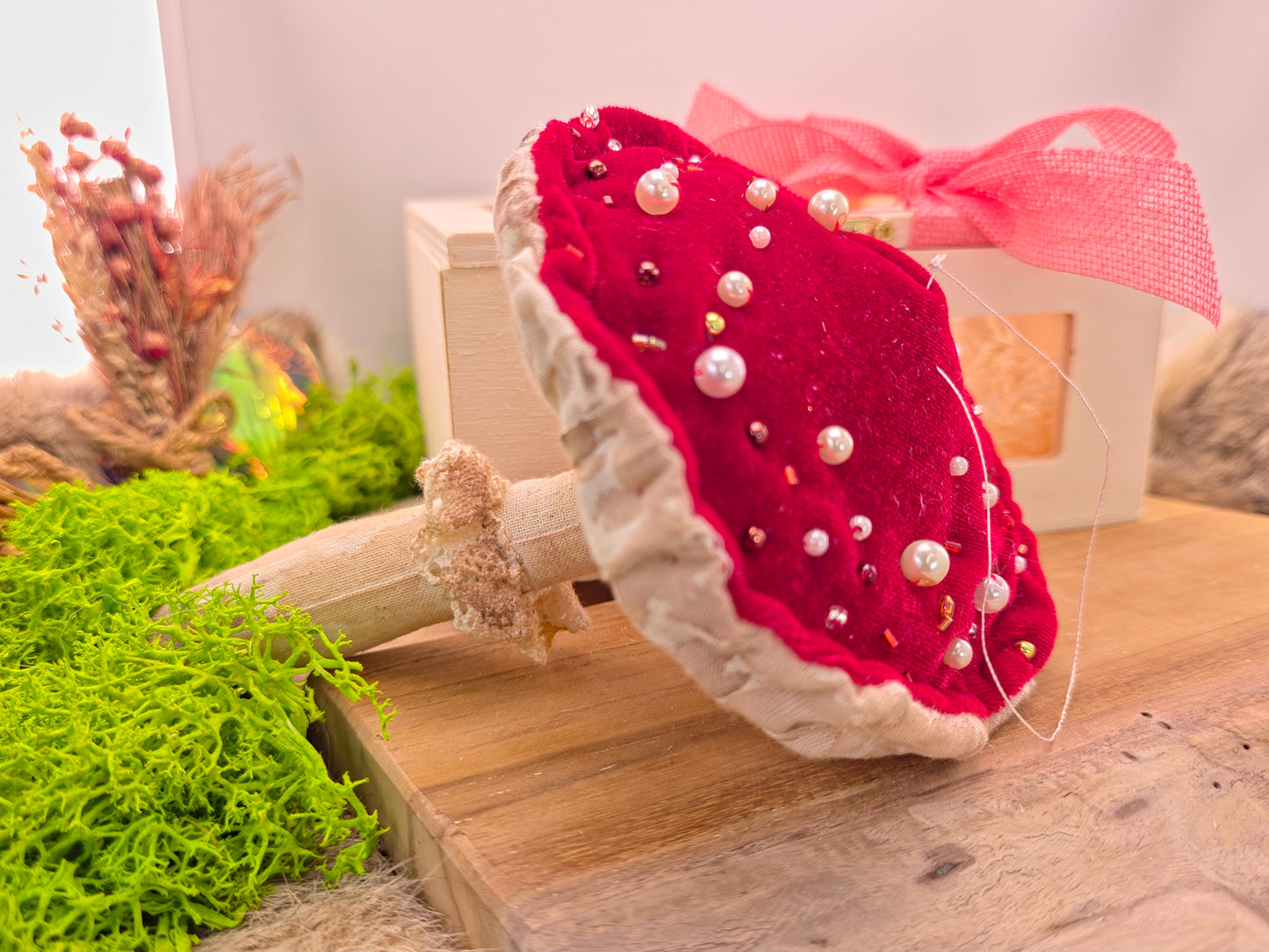 Handgemaakte vliegenzwam hanger – decoratieve paddenstoel, verpakt in houten geschenkdoos