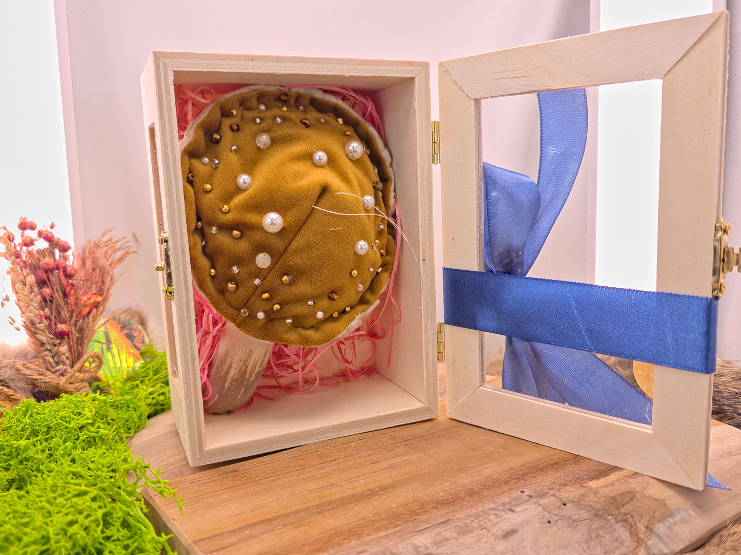 Handgemaakte decoratieve vliegenzwam hanger – goudkleurig, ambachtelijk & uniek