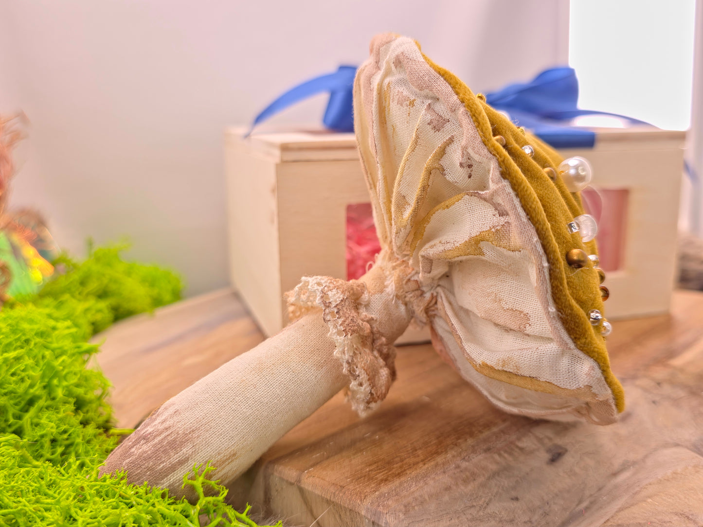 Handgemaakte decoratieve vliegenzwam hanger – goudkleurig, ambachtelijk & uniek