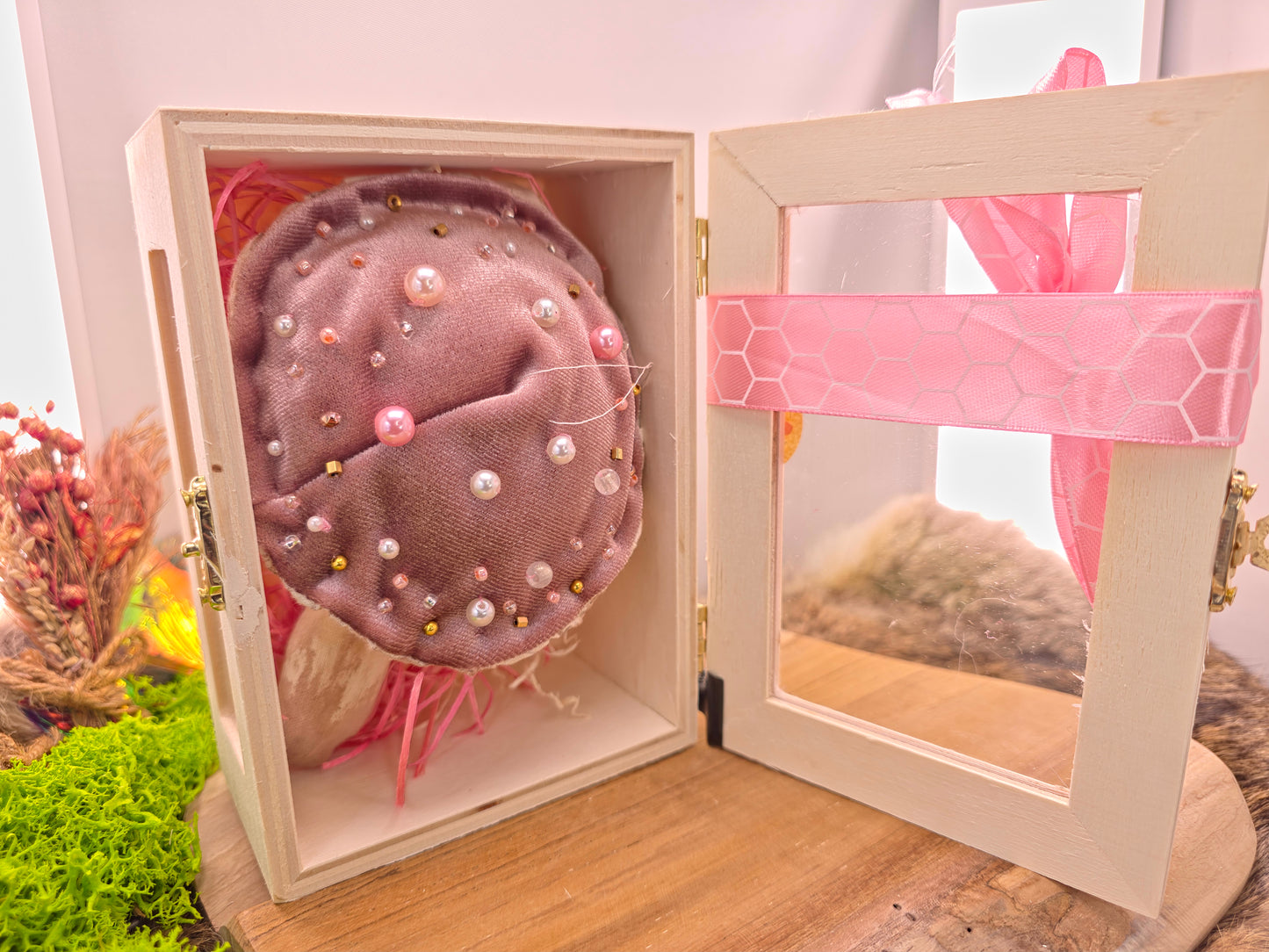 Handgemaakte hanger vliegenzwam – poederroze decoratieve paddenstoel in houten geschenkdoos