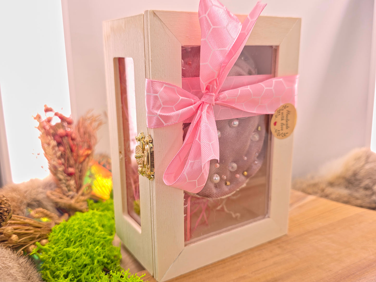 Handgemaakte hanger vliegenzwam – poederroze decoratieve paddenstoel in houten geschenkdoos