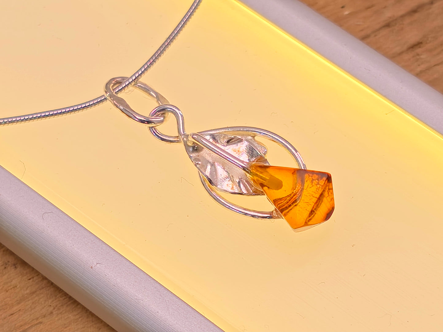 Handgemaakte hanger van Baltische amber – 925 sterling zilver