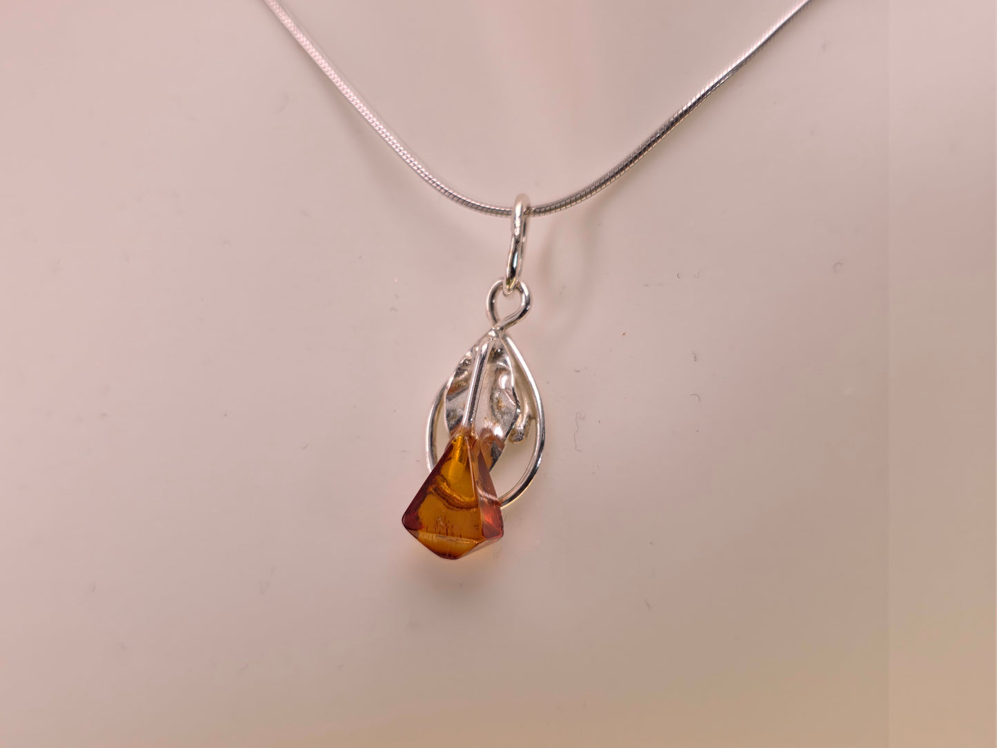 Handgemaakte hanger van Baltische amber – 925 sterling zilver