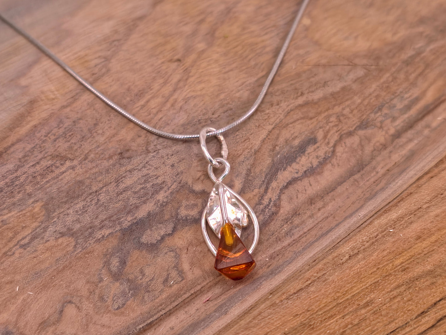 Handgemaakte hanger van Baltische amber – 925 sterling zilver