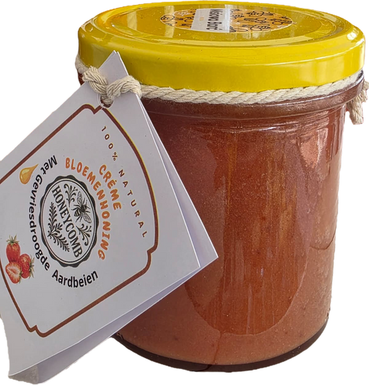 Crème bloemenhoning met gevriesdroogde aardbeien